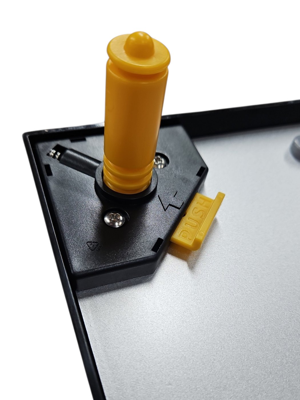 A yellow leg going into the corner socket beside the yellow PUSH slide