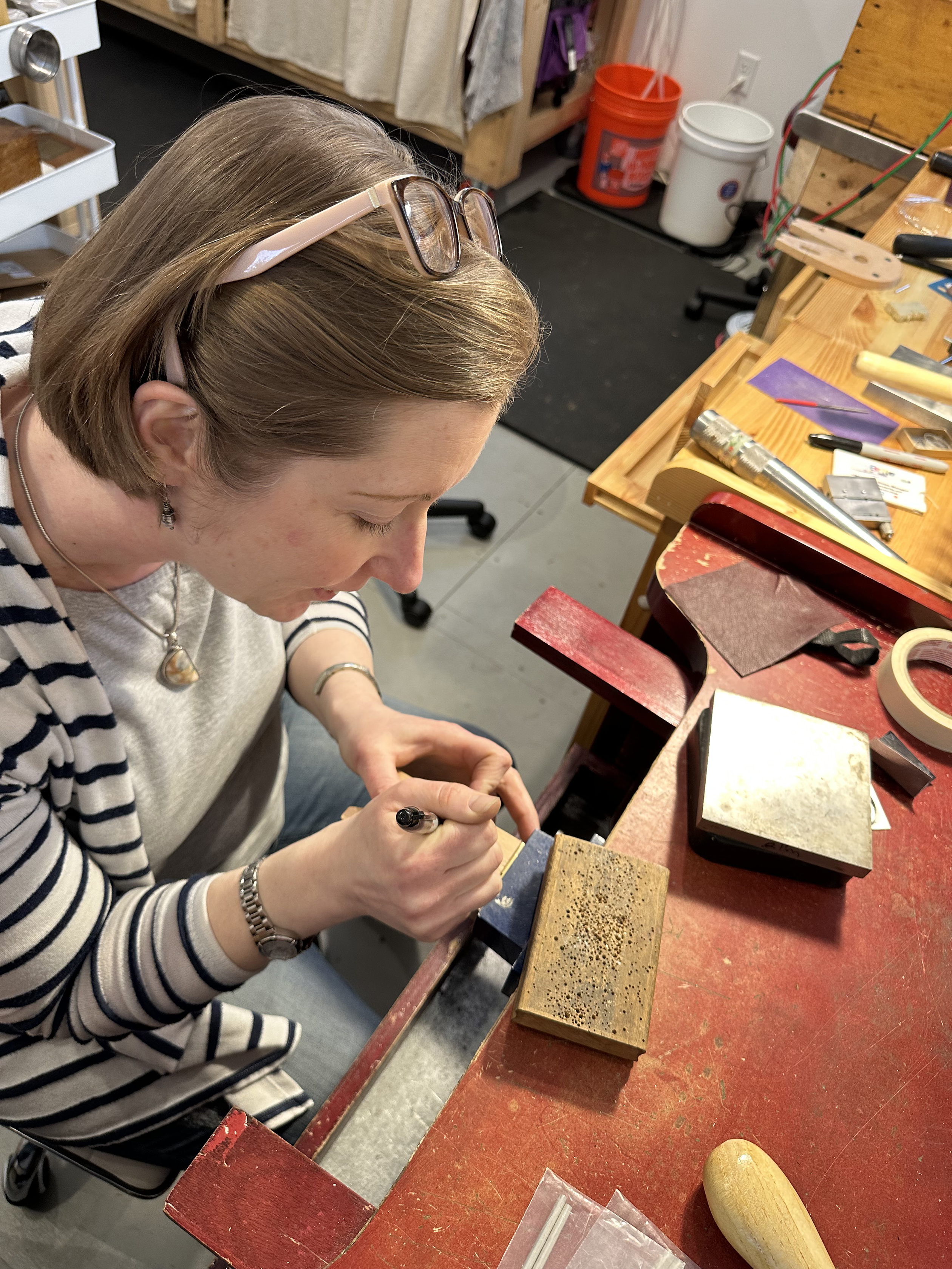 Marking locket to position bail