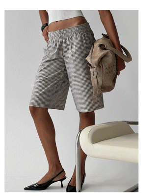 Tau is wearing a size US 2 / AU 6 Sevigney Long Elasticated Shorts Cream Check