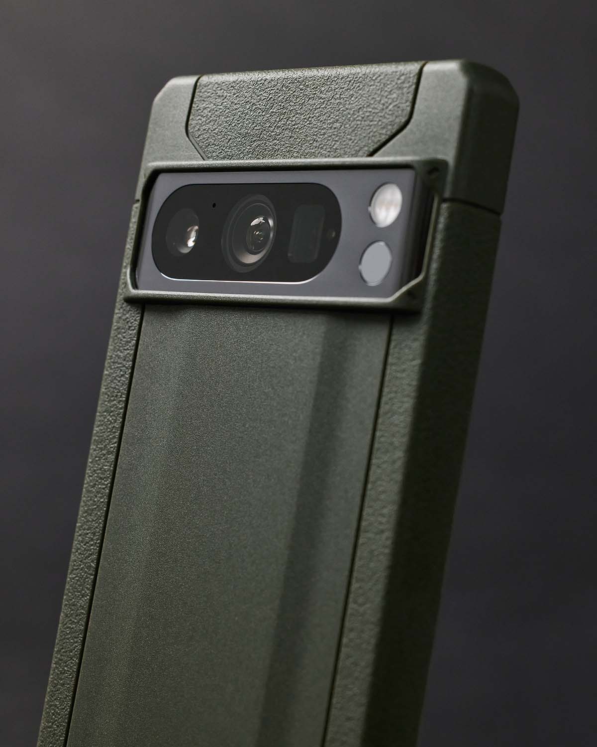 CLOSE UP OF GOOGLE PIXEL 8 PRO I A UAG GREEN SCOUT CASE