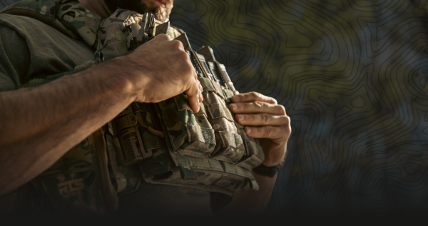 Operator adjusting RTS Tactical 5.56 Triple Speed Pouch mounted on plate carrier