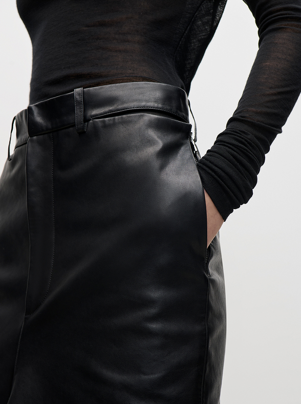 Kick Detail Leather Skirt In Black