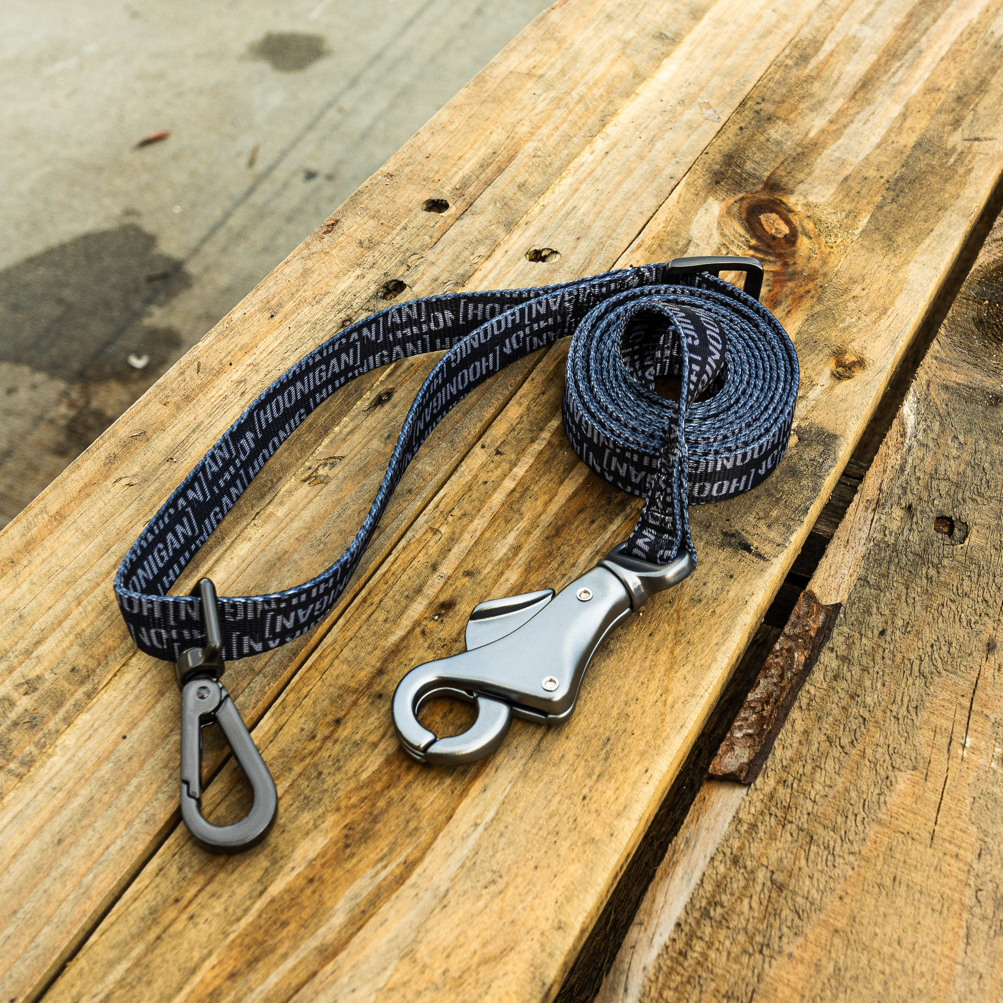 SCATTER CENSOR BAR DOG LEASH