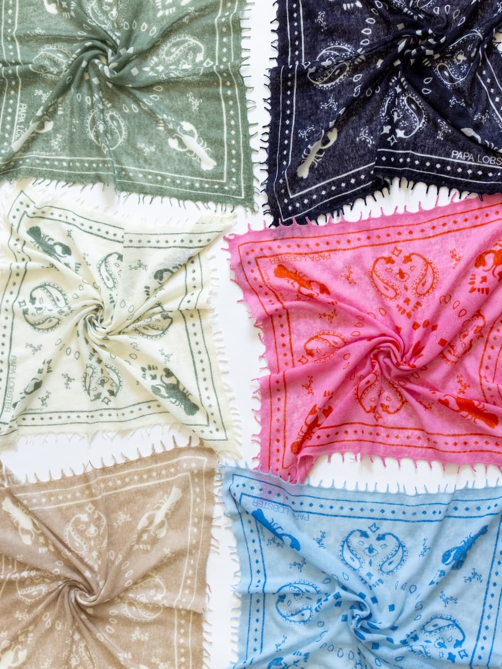 Stilleben mit gefalteten Bandana-Tüchern Camille mit Paisley-Muster
