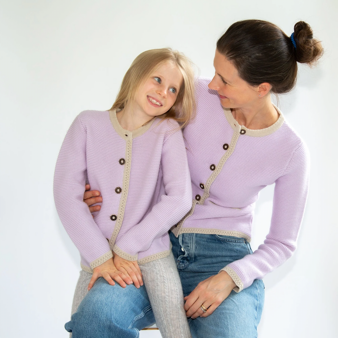Mutter und Tochter in Trachten-Cardigan LENI
