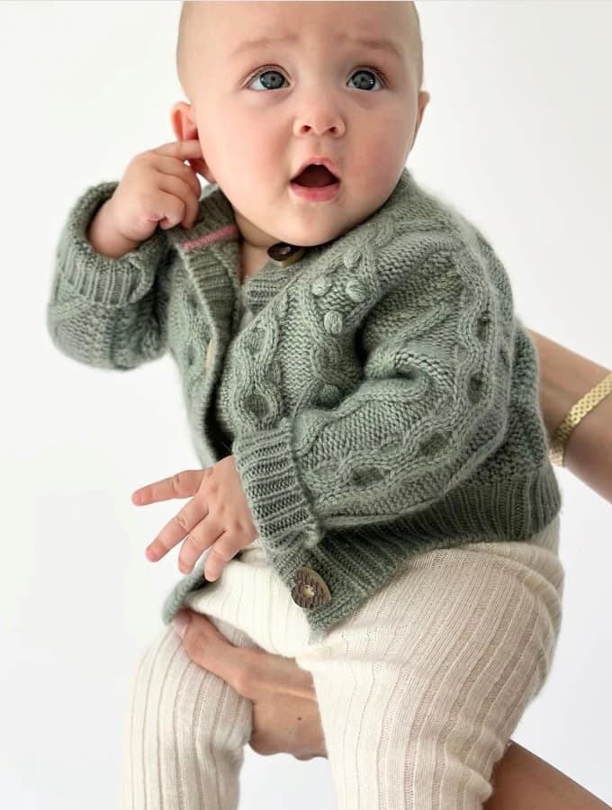 Baby mit Trachtencardigan in Salbeo