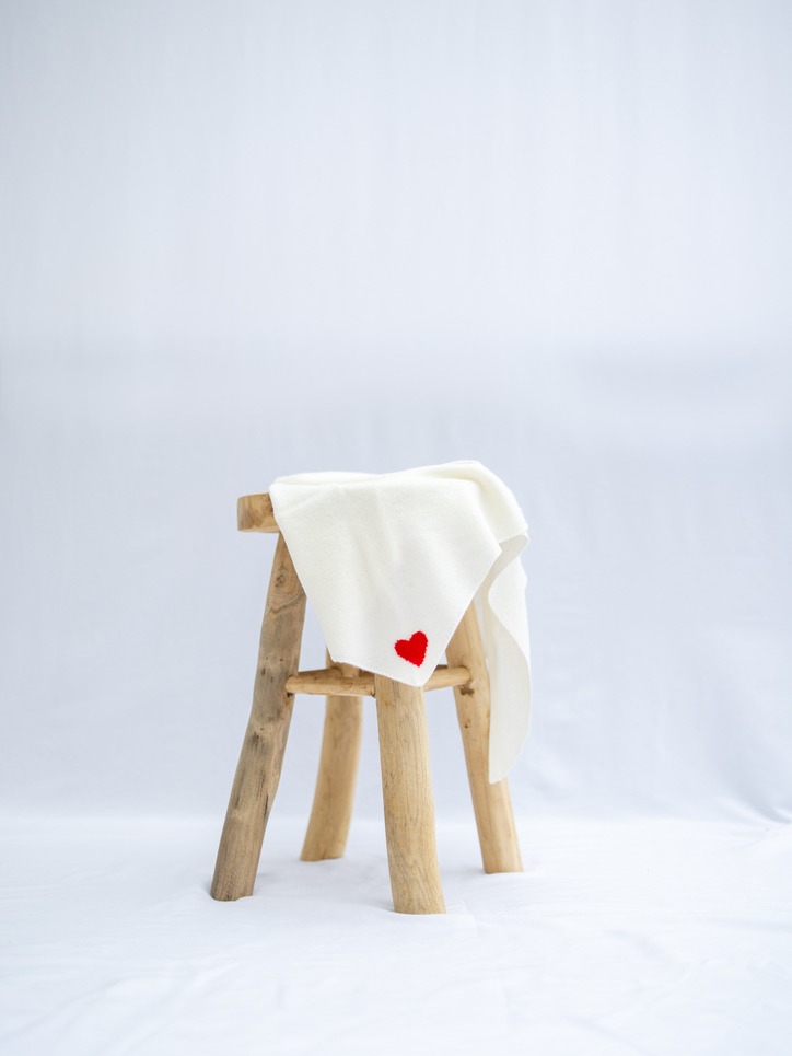 Triangelschal mit Herz über drapiert Schemel