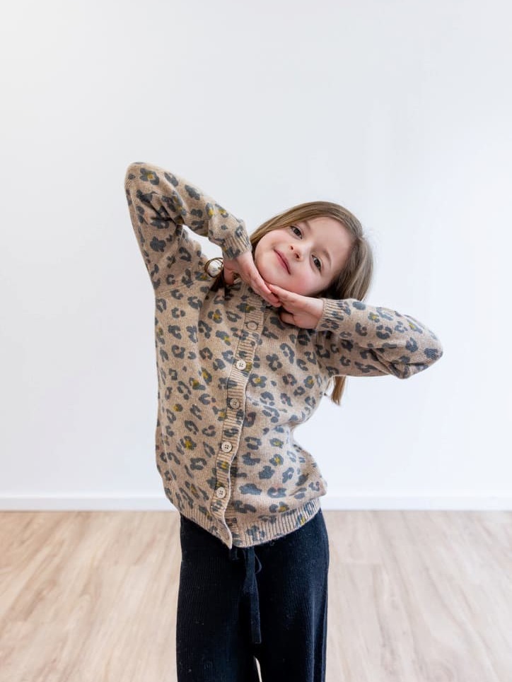 Kleines Mädchen mit Kaschmir-Cardigan LEO und Hose MARLENE