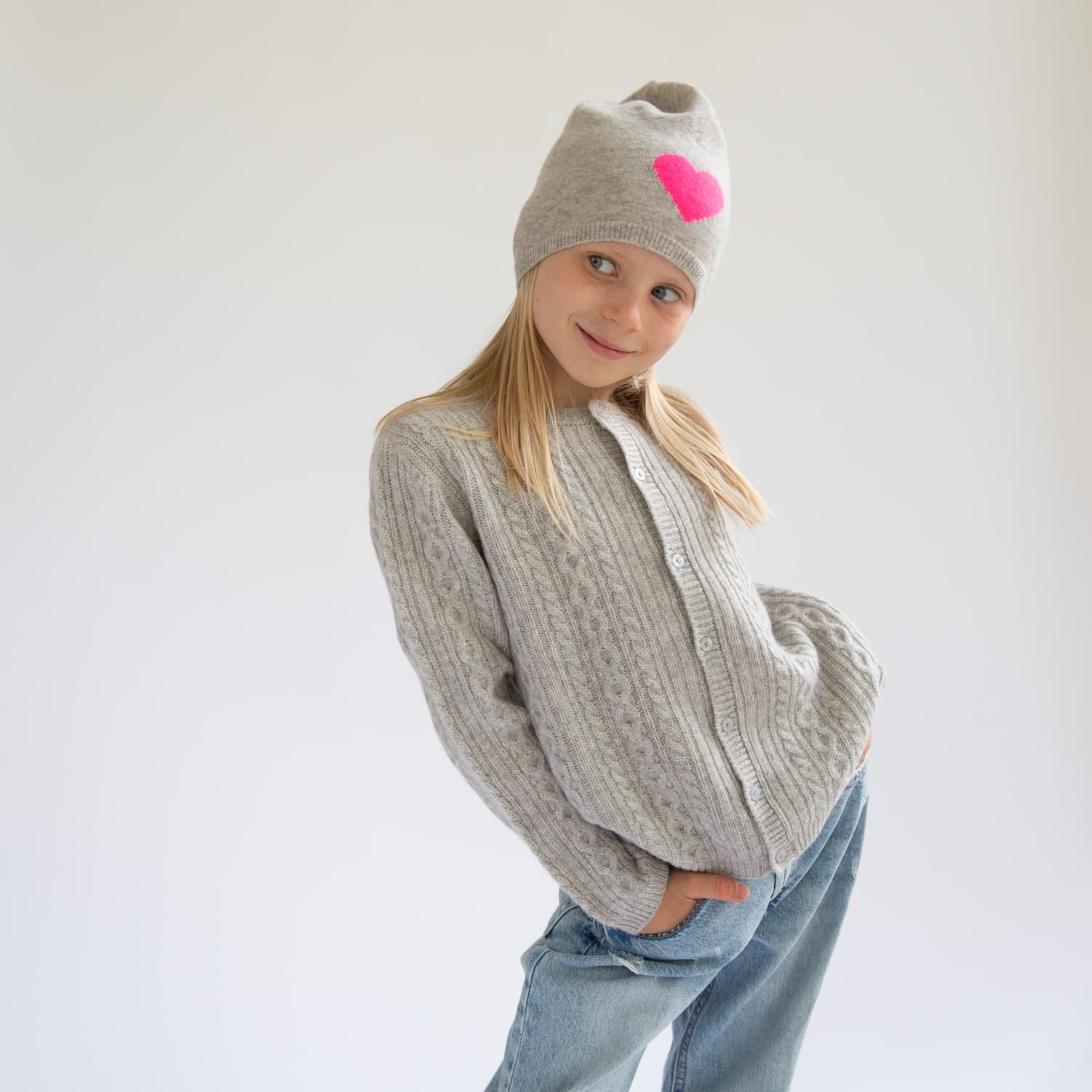 Mädchen in Zopfstrick-Cardigan FRITZI