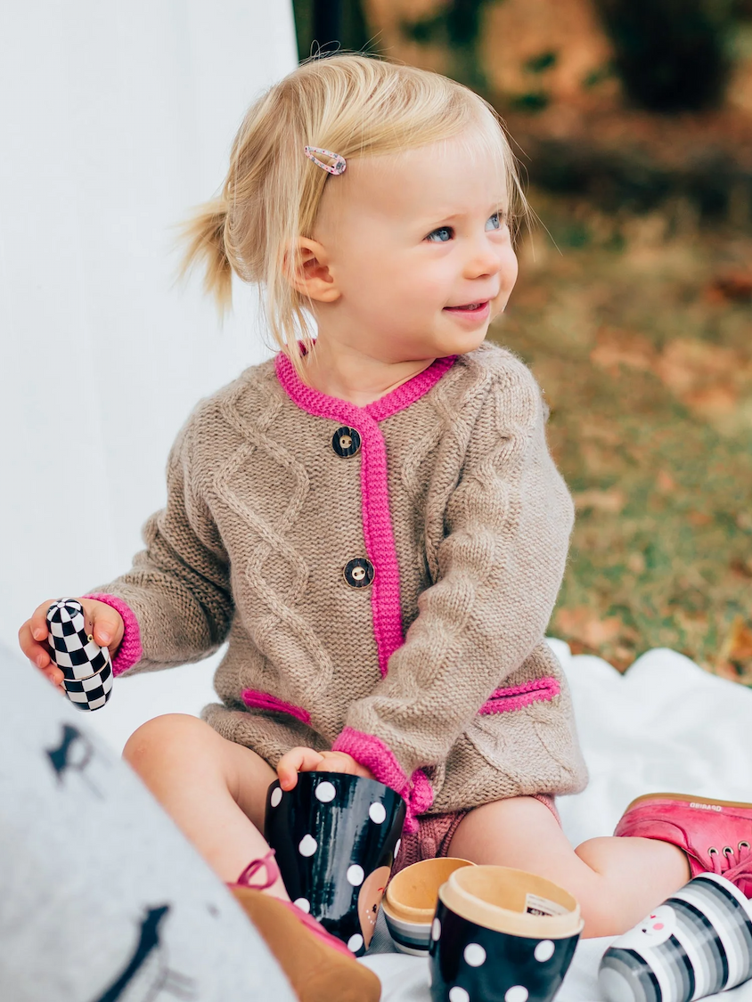 Sitzendes Toddler-Mädchen in Kaschmir-Trachten-Cardigan MAXI