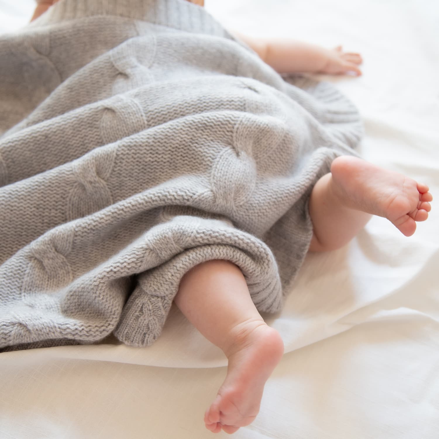 Baby unter Kaschmirdecke Jules mit Zopfmuster