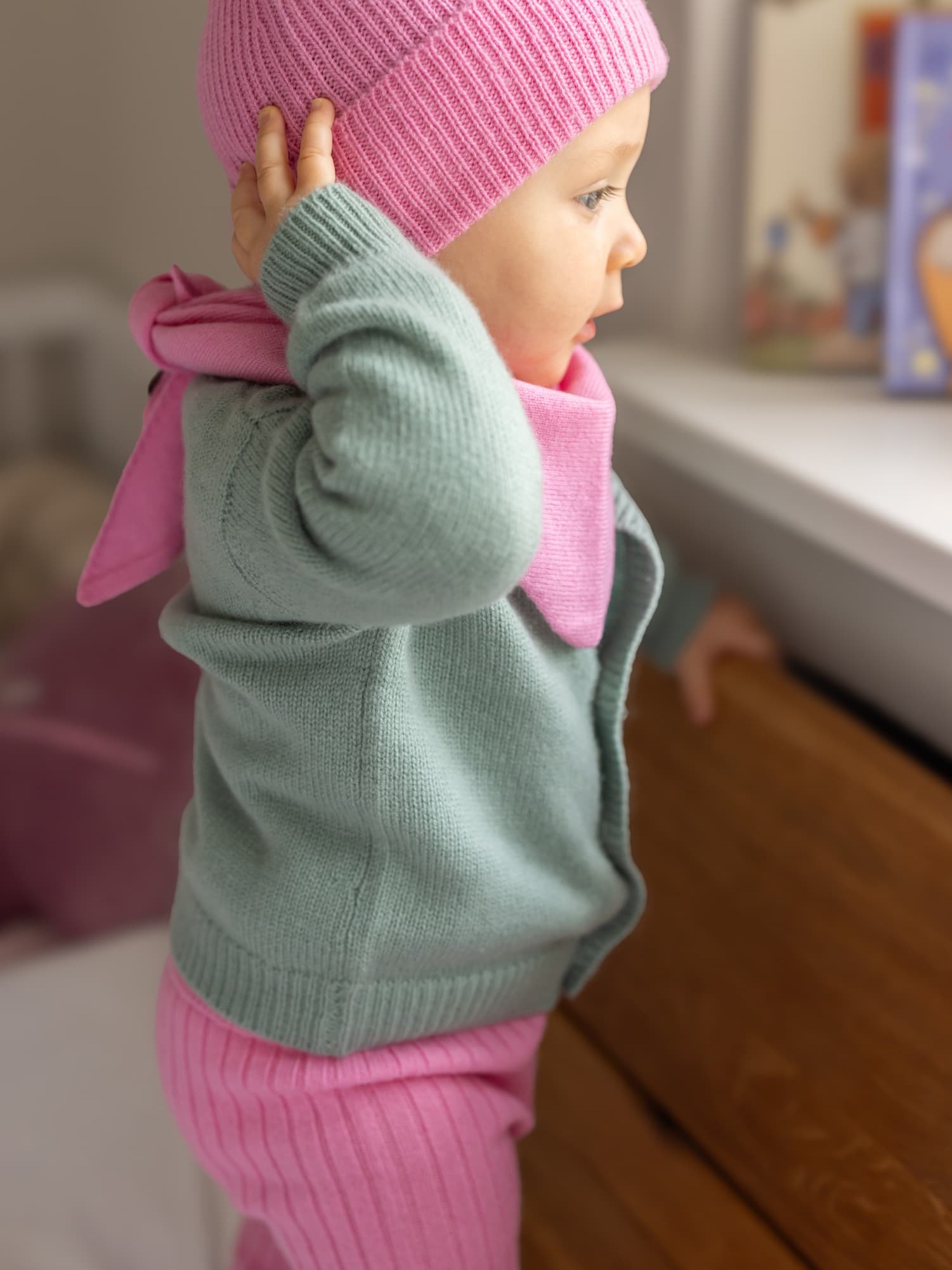 Baby trägt Cardigan NICKI in Salbei