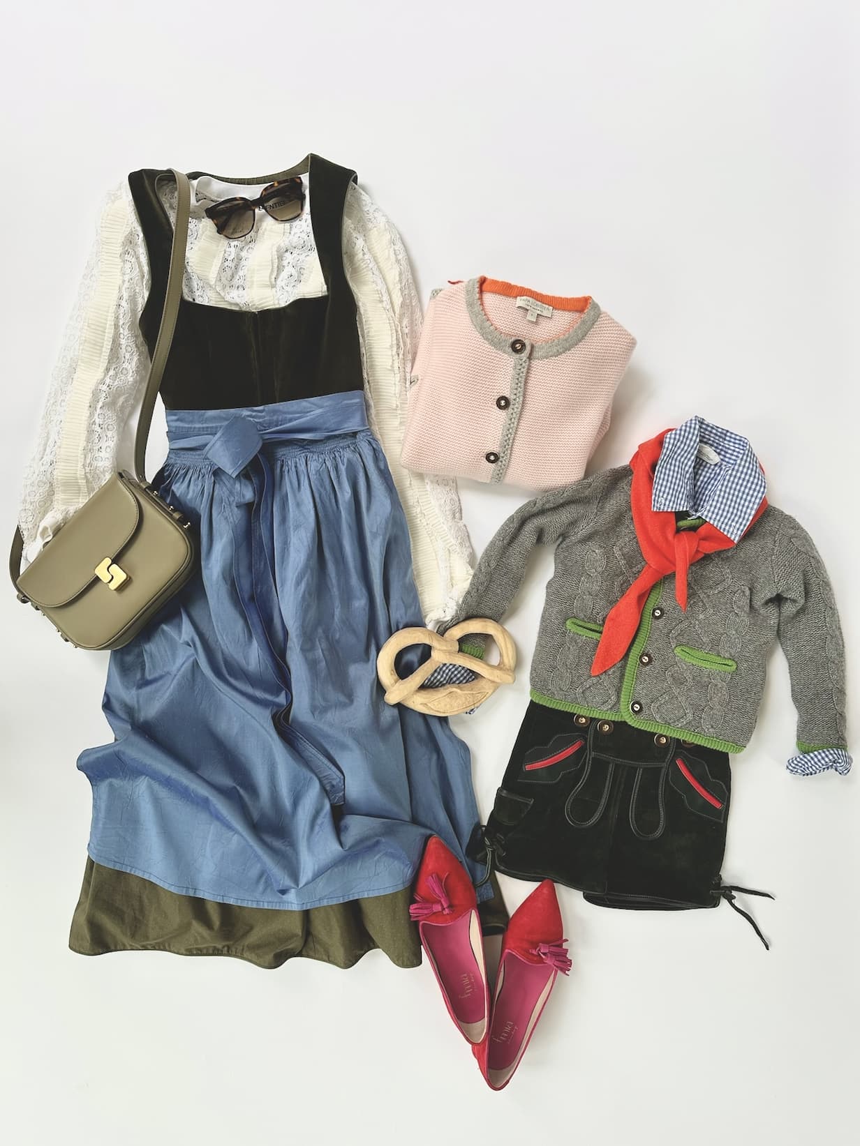 Stilleben von Dirndl und Lederhosen mit Trachten-Cardigan MAXI und LENI