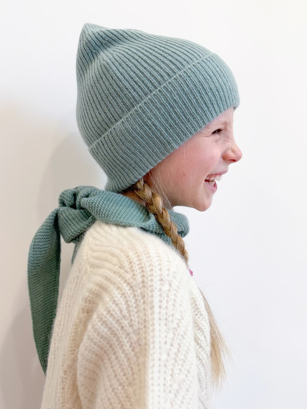 lachendes Kind mit Trend-Schal MOLIE in Salbei