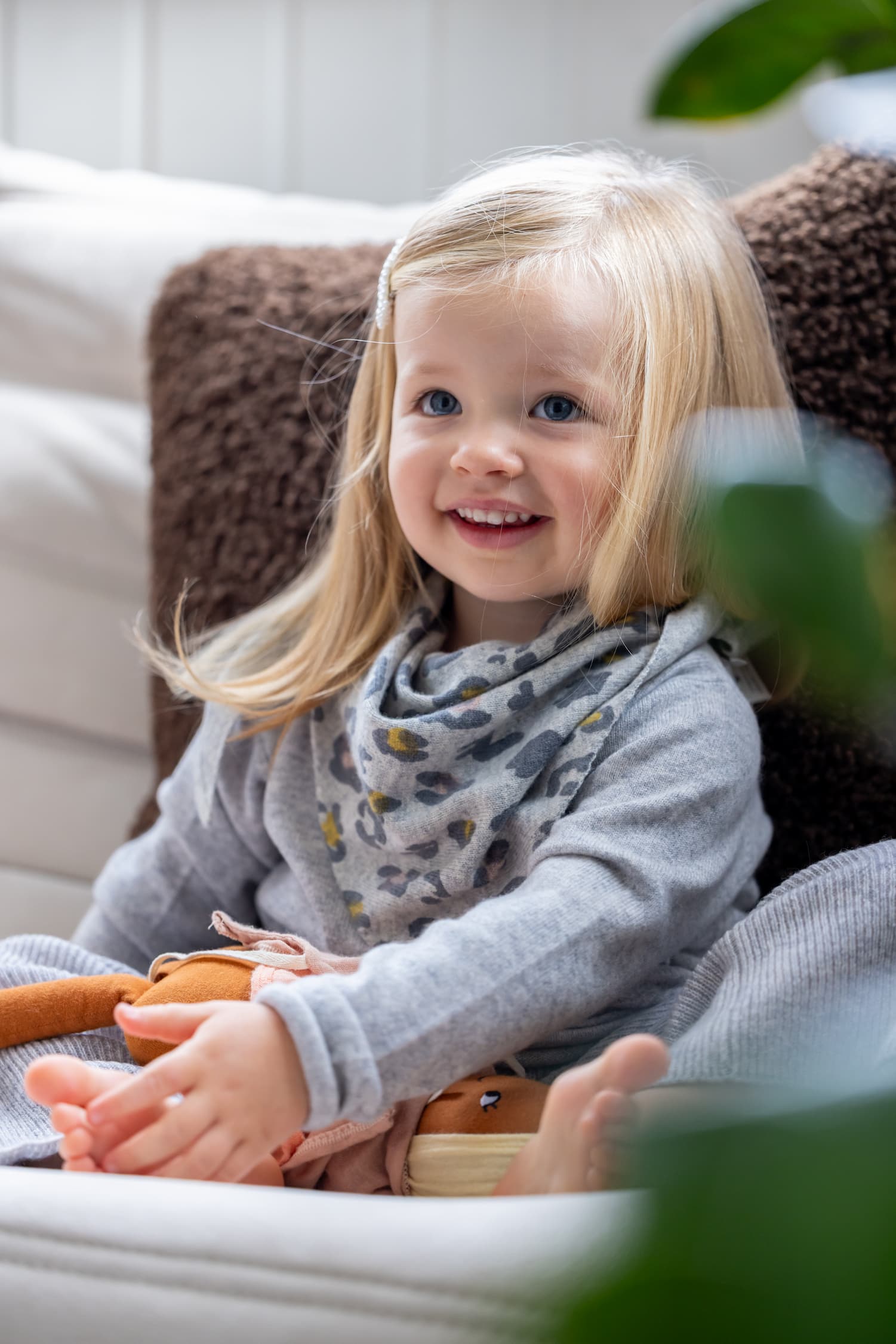 Mädchen in Kaschmir-Outfit mit Dreieckstuch LEO