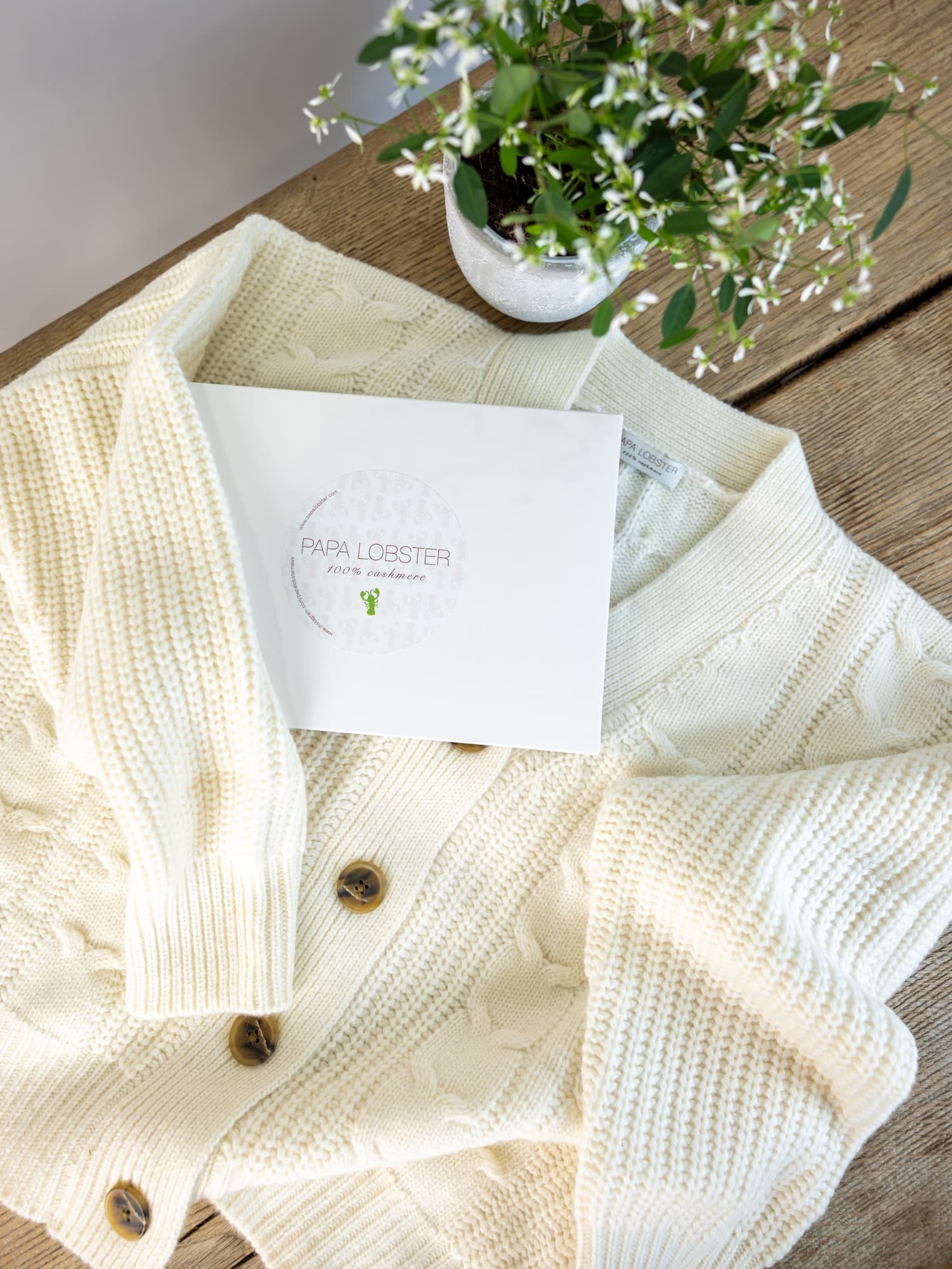 Babymädchen mit Stirnband und Kaschmir-Cardigan