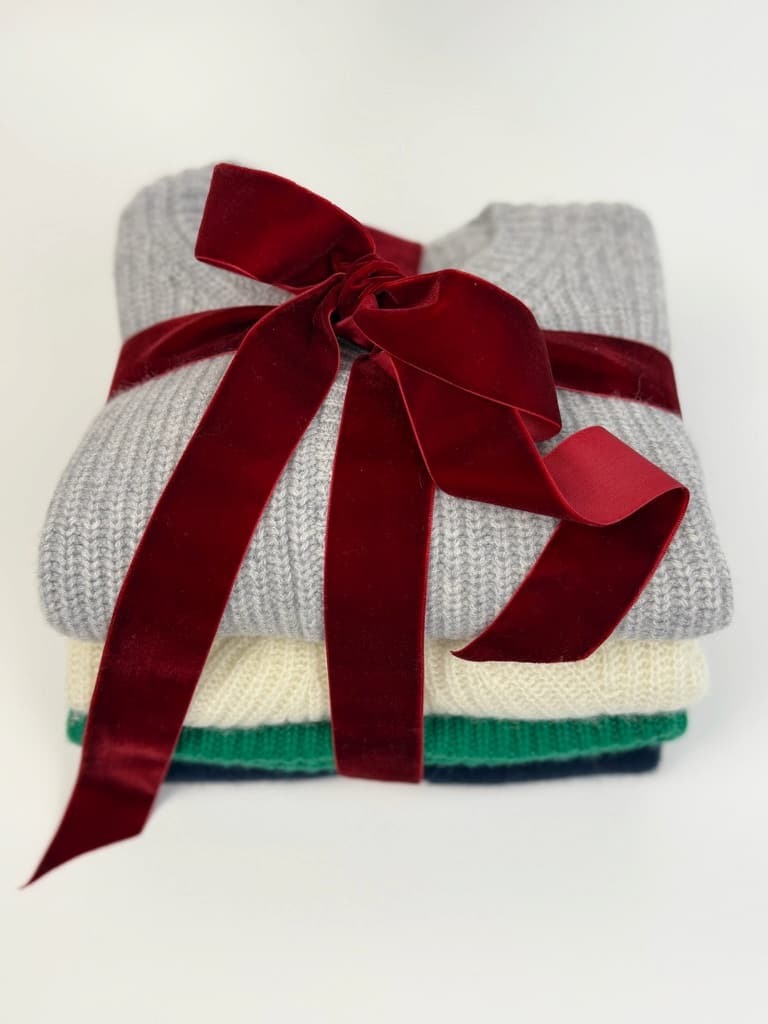 Kaschmirstapel mit Geschenkschleife