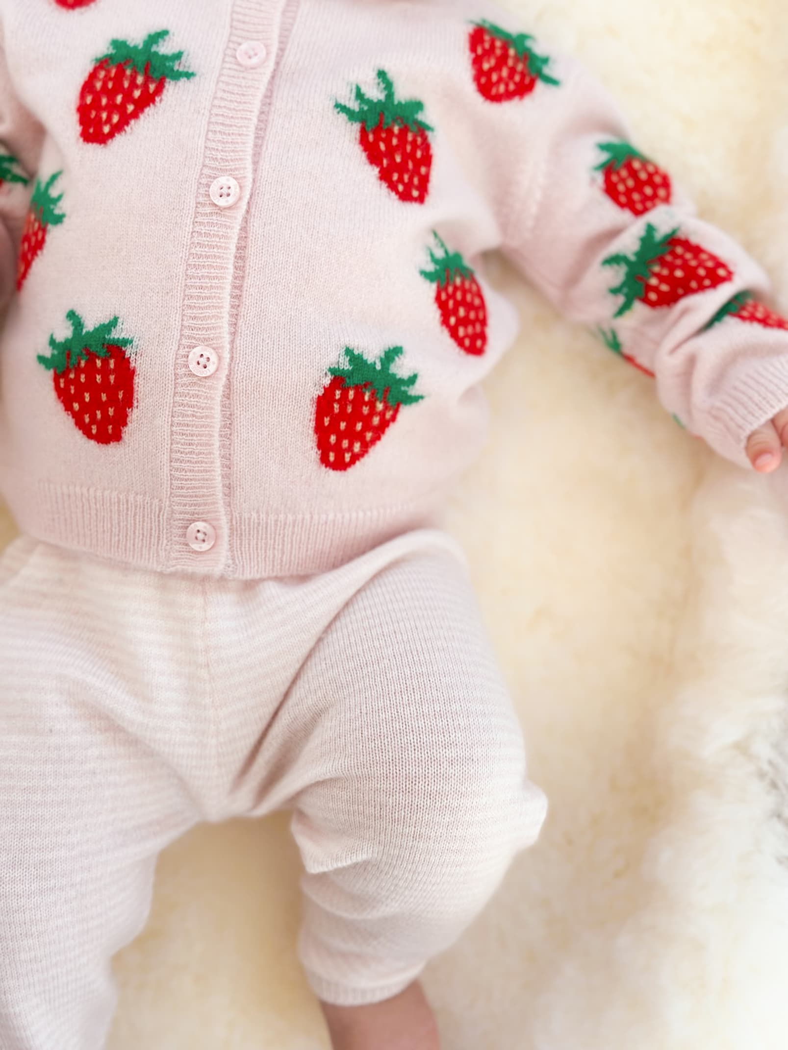 Detail Baby mit Cardigan Strawberry