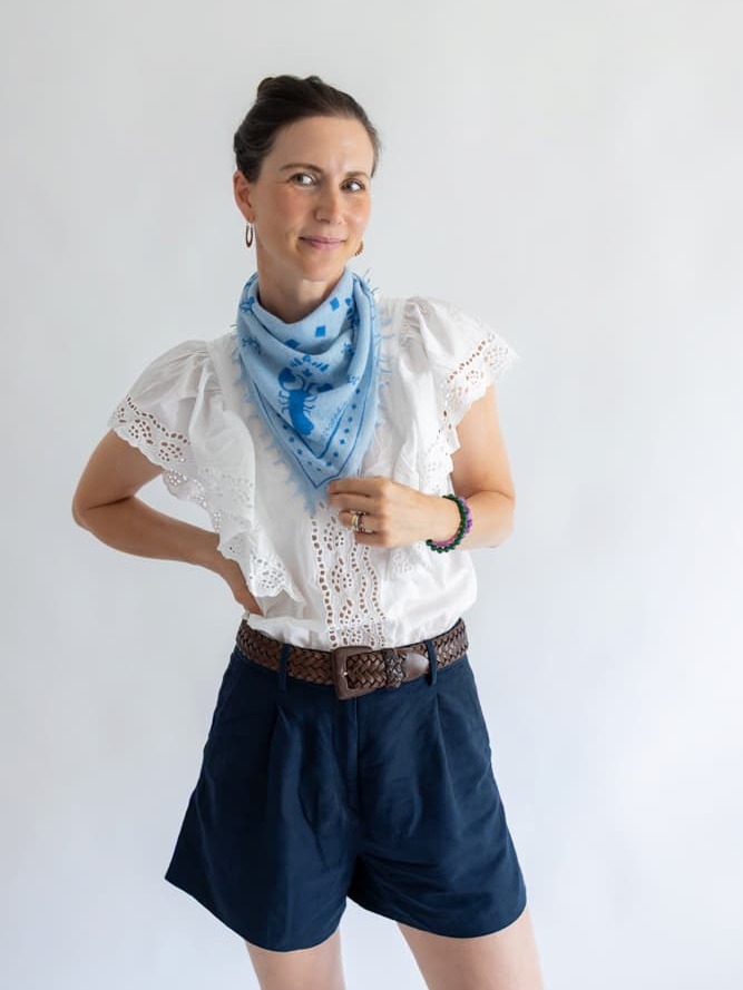 Frau mit Bandana-Tuch Camille mit Paisley-Muster um den Hals