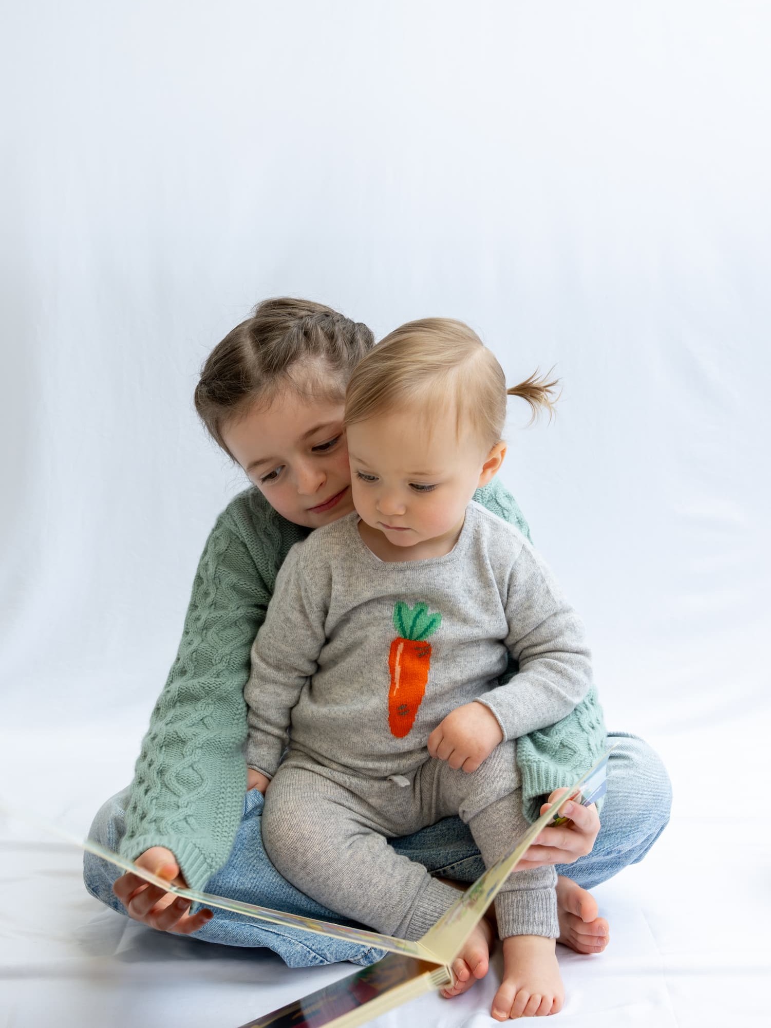Mädchen seitlich mit salbeifarbener Kaschmirmütze und grauem Cardigan