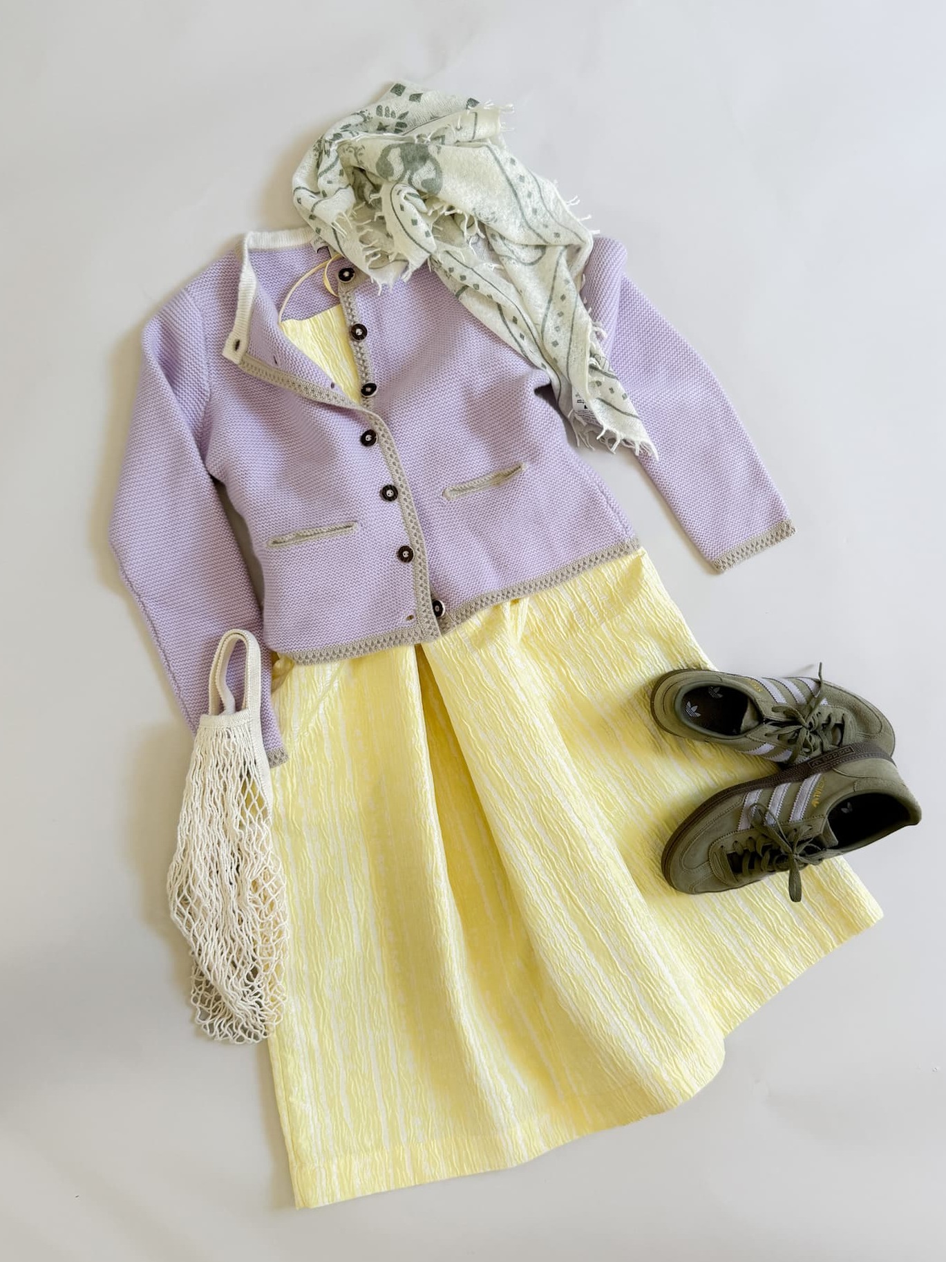 Flatlay Cardigan LENI in Mauve mit gelbem Sommerkleid und Paisley Bandana und Sneakers