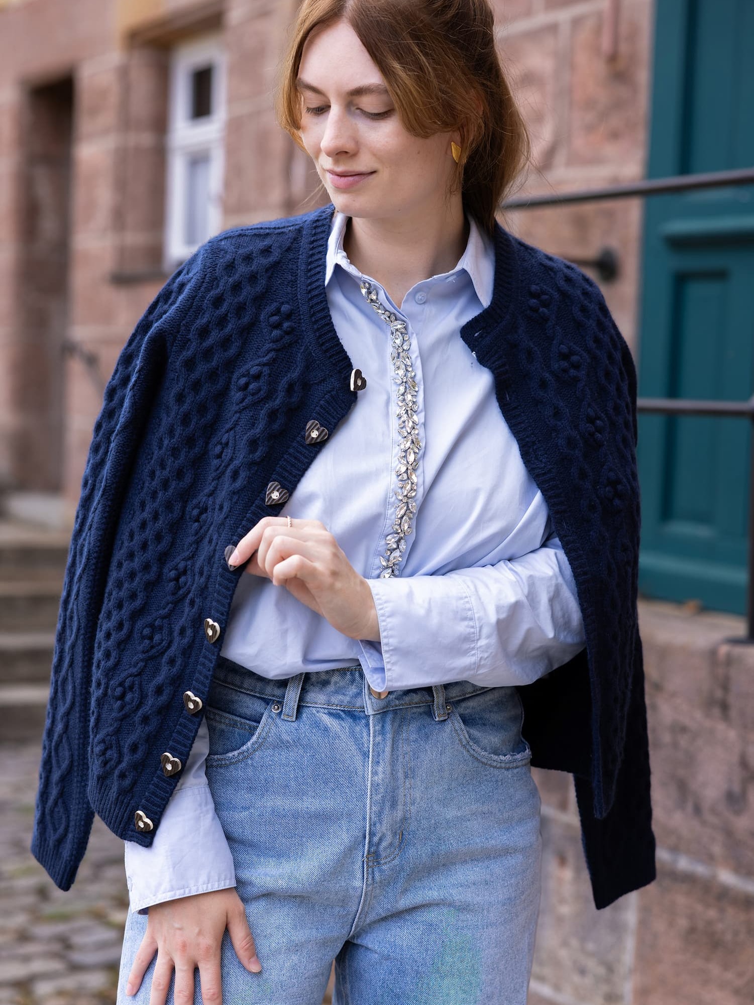 Stehende, lächelnde Frau in Cardigan CHARLOTTE in Dunkelblau