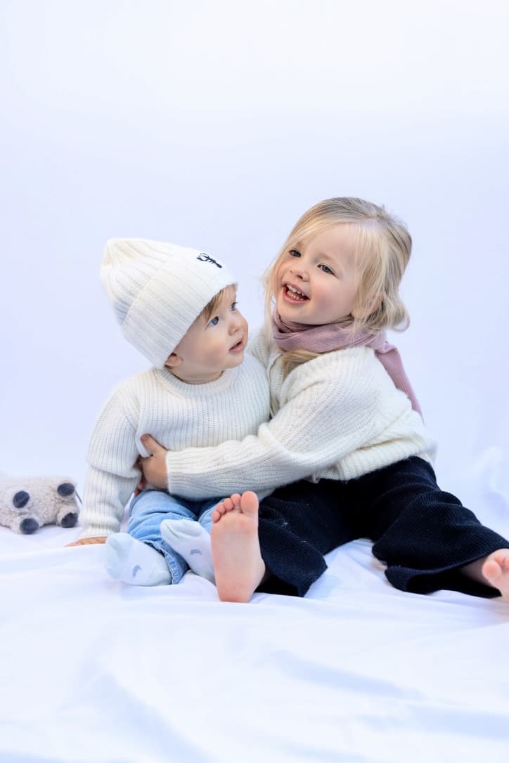 Geschwisterpäarchen in weissen Kaschmiroberteilen