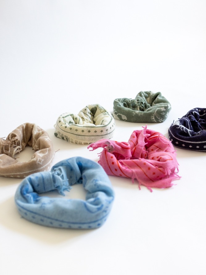 Zu Herzen gefaltete Paisley Bandanas