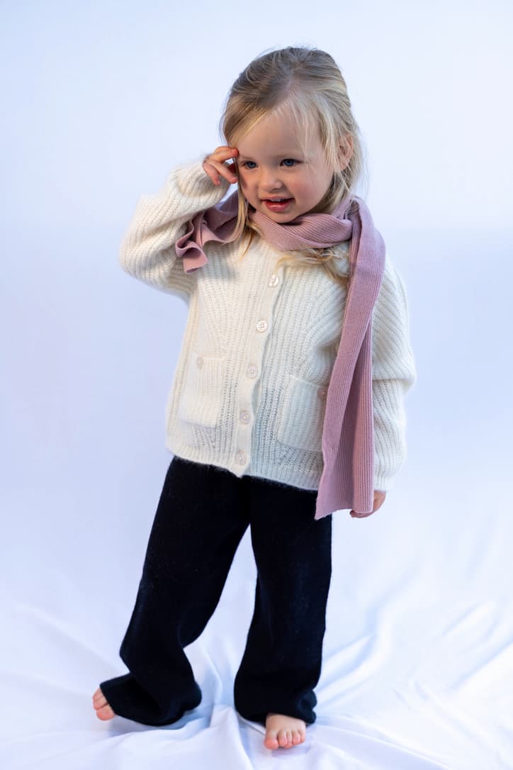 Kleines Mädchen stehend in Kaschmiroutfit