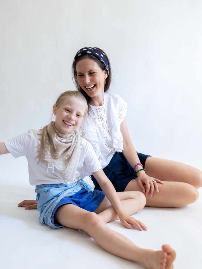 Frau und Mädchen mit Bandana-Tuch Camille mit Paisley-Muster