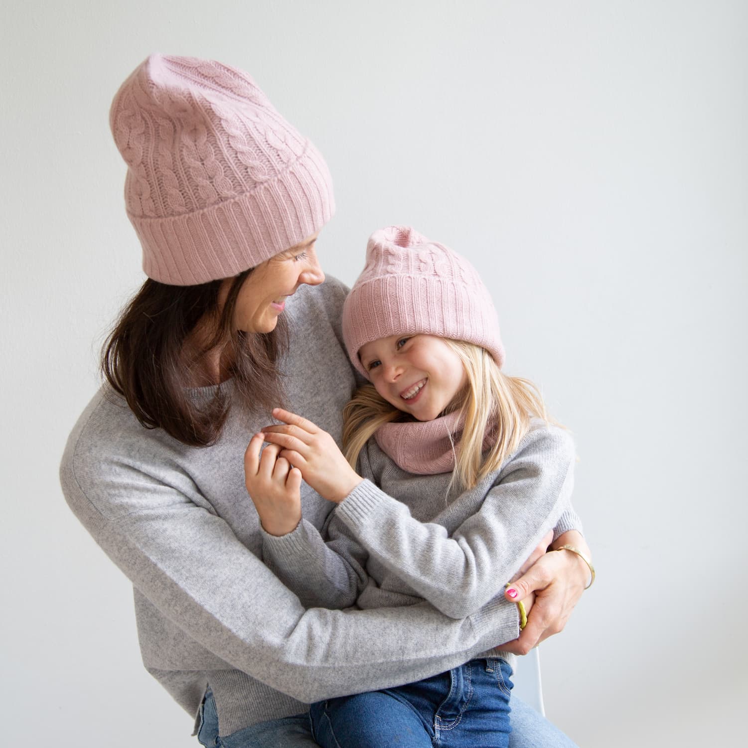 Mutter und Tochter mit Zopfstrickmützen FRITZI