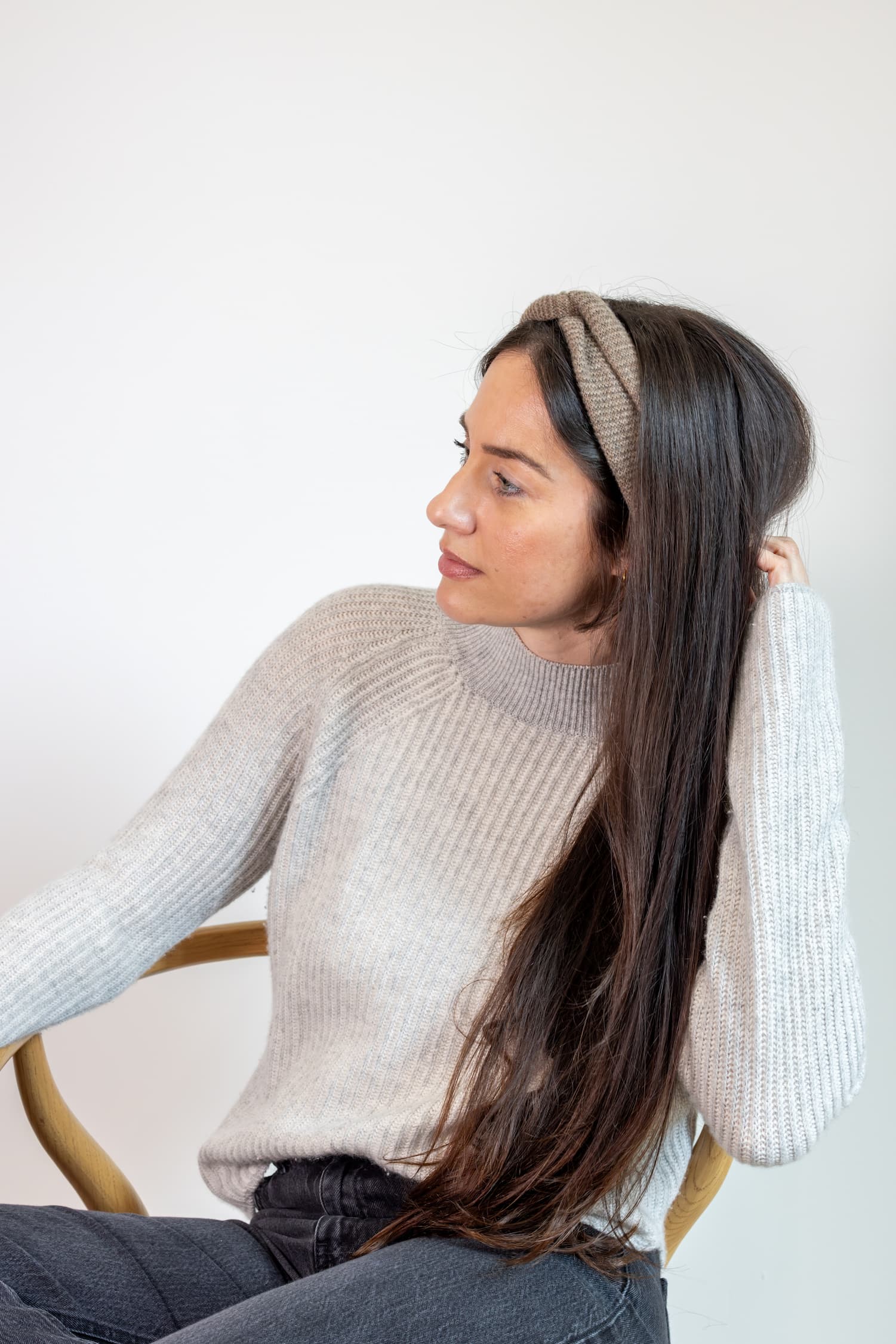 Sitzende Frau mit Trend-Schal MOLIE in Schoko Mélange