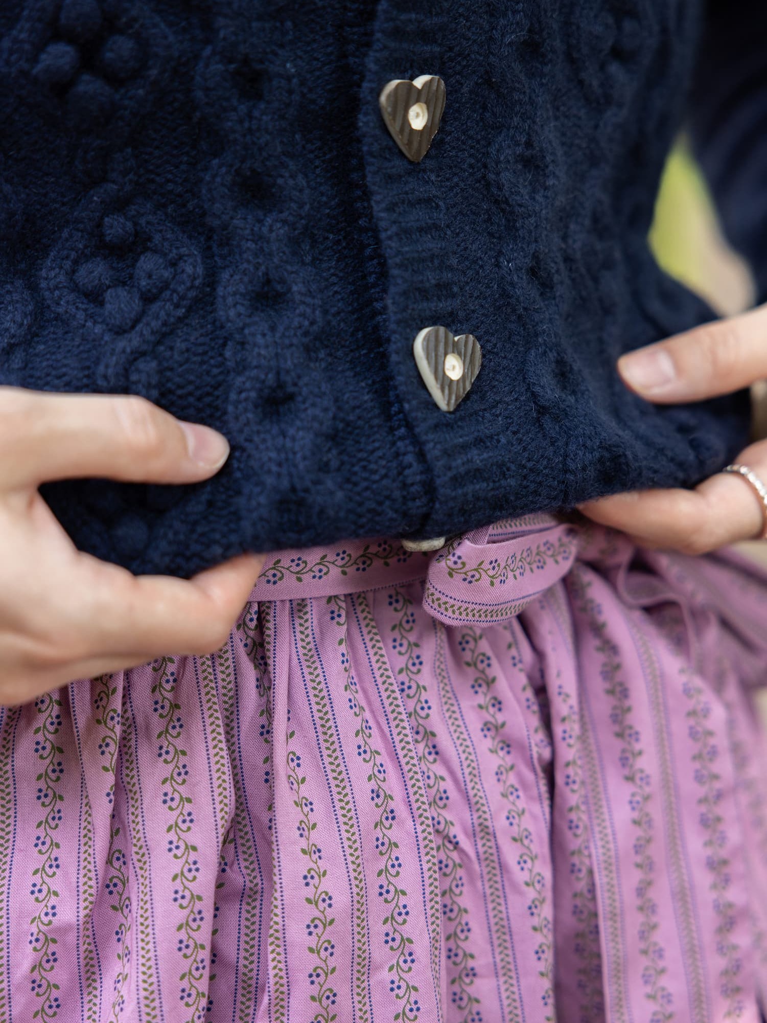 Detail, Ausschnitt Frau in Cardigan CHARLOTTE in Dunkelblau