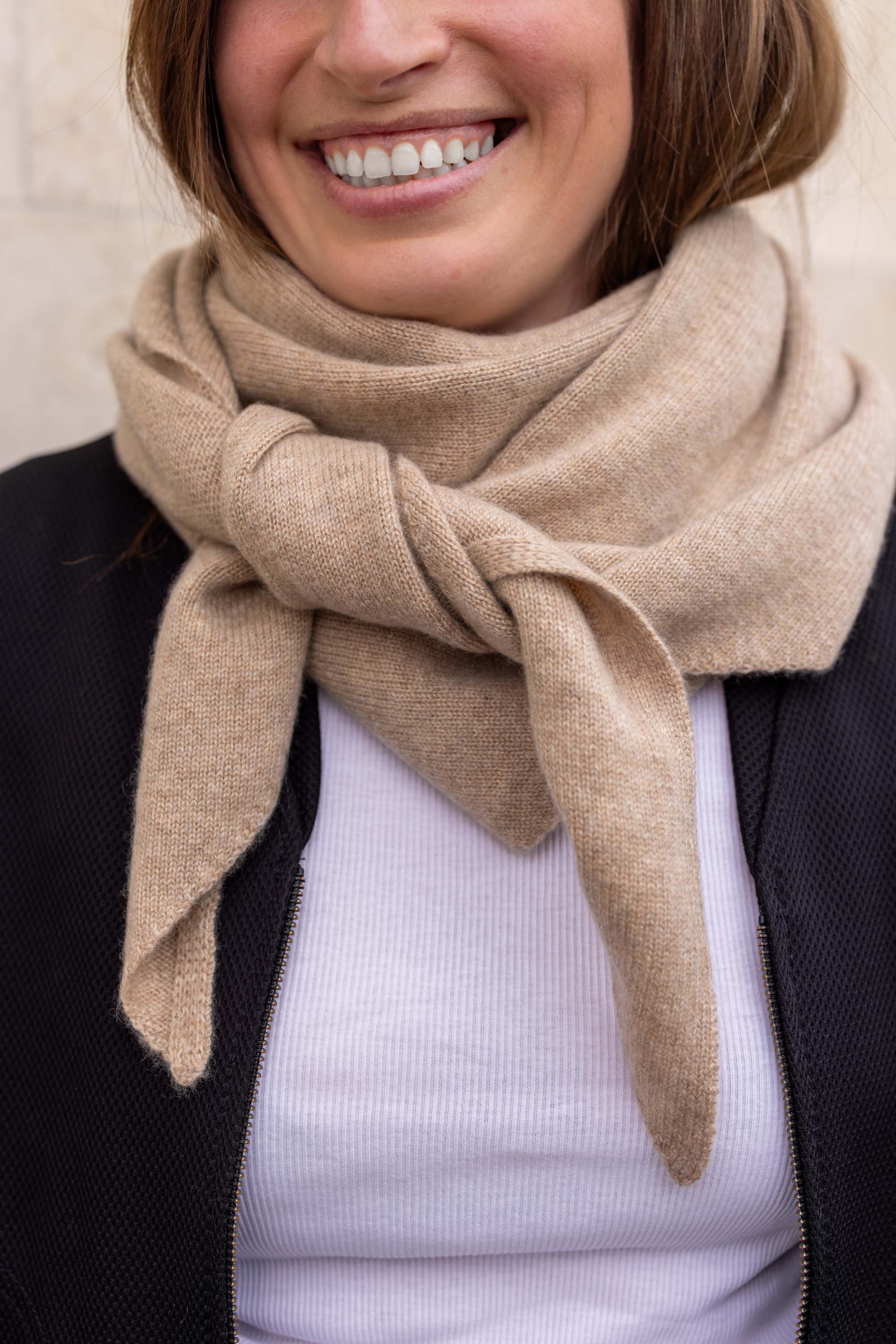 Frau von vorne, Detailaufnahme mit Dreieckstuch NICKI X in Beige