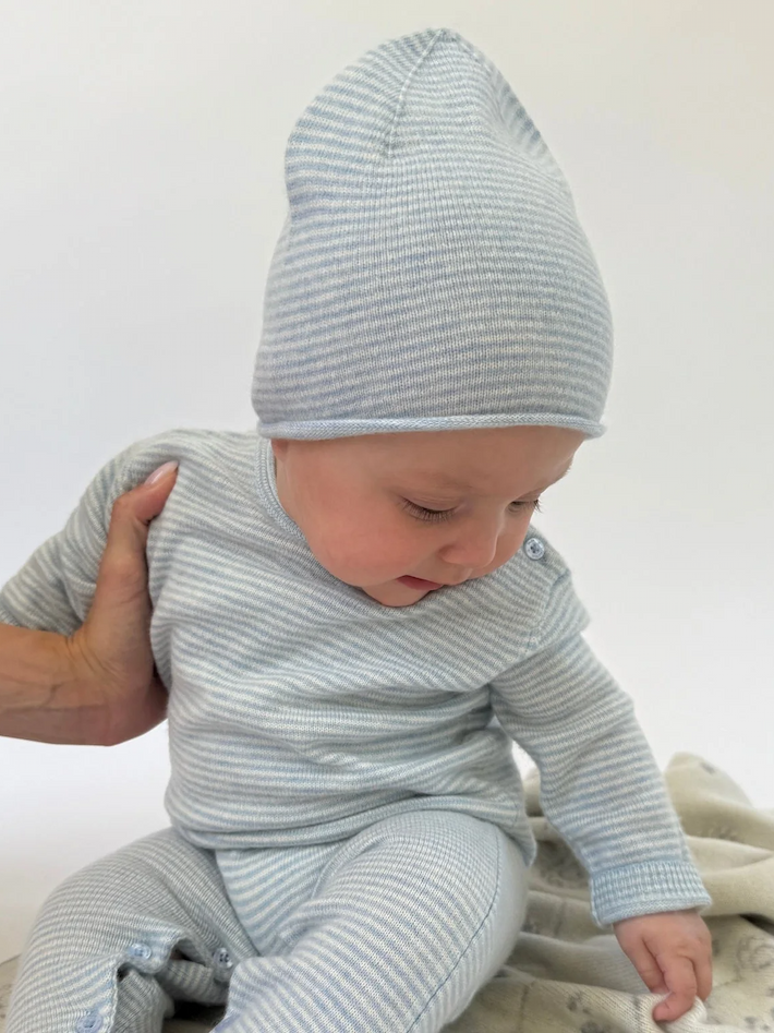 Sitzendes Baby in Baby Set MINISTRIPE mit Neugeborenen-Mütze MINISTRIPE