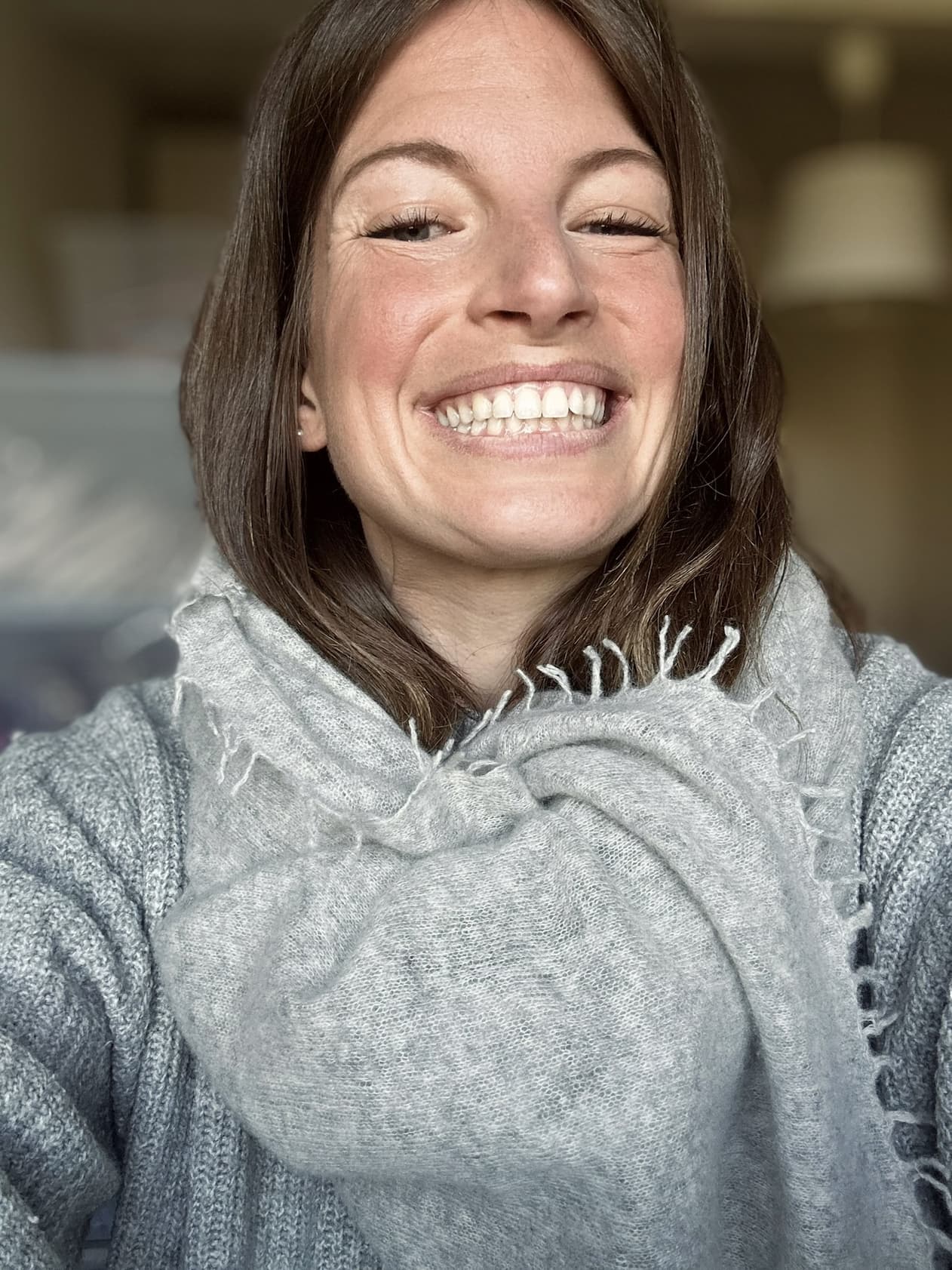 Selfie von breit lächelnder Frau mit Kaschmirschal Camille