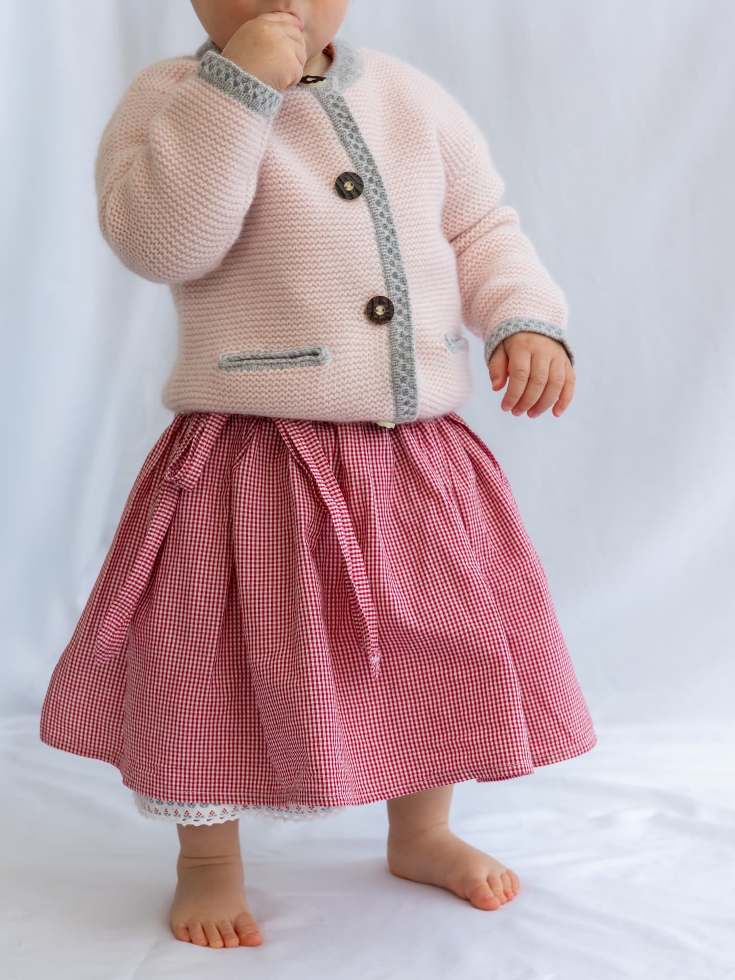 Stehendes Baby in Dirndl und mit Kaschmir-Trachten-Cardigan LENI