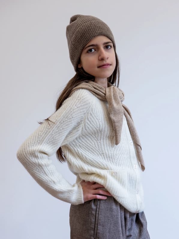 Mädchen mit Kaschmir-Cardigan JULIANNE und Mütze MALU