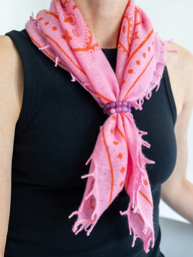 Frau Ausschnitt mit Bandana-Tuch Camille mit Paisley-Muster um den Hals