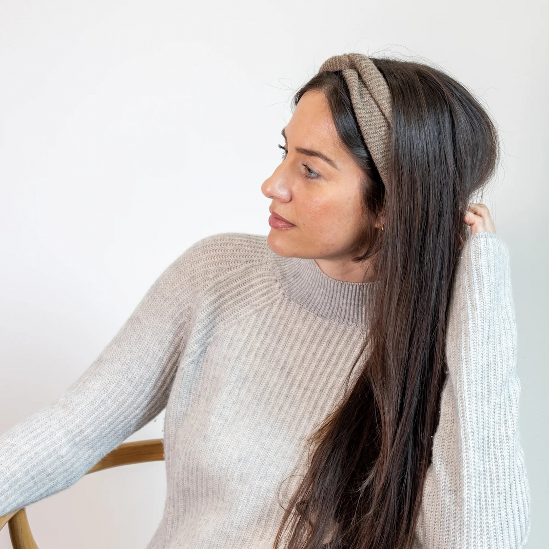 Frau sitzend in Kaschmirpullover mit Tuch MOLIE in Schoko als Haarband