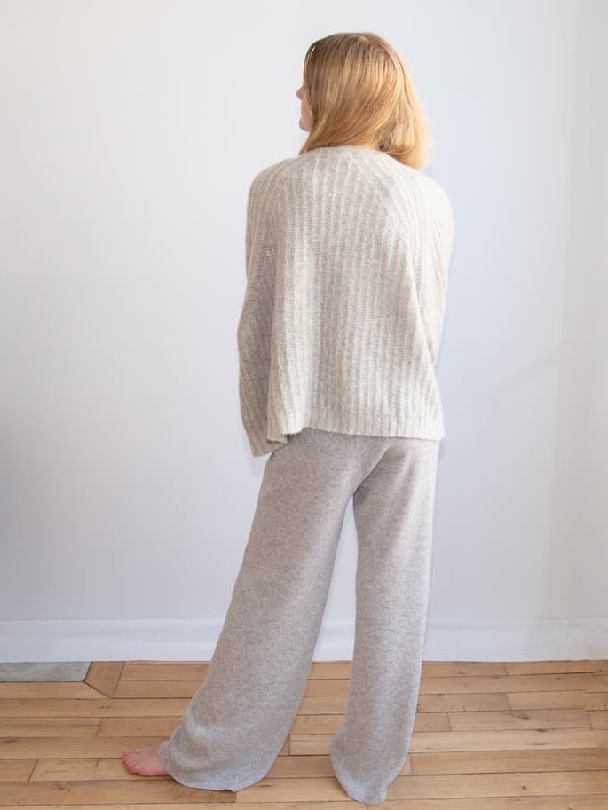 Junge Frau im Kaschmir Loungewear Outfit von hinten