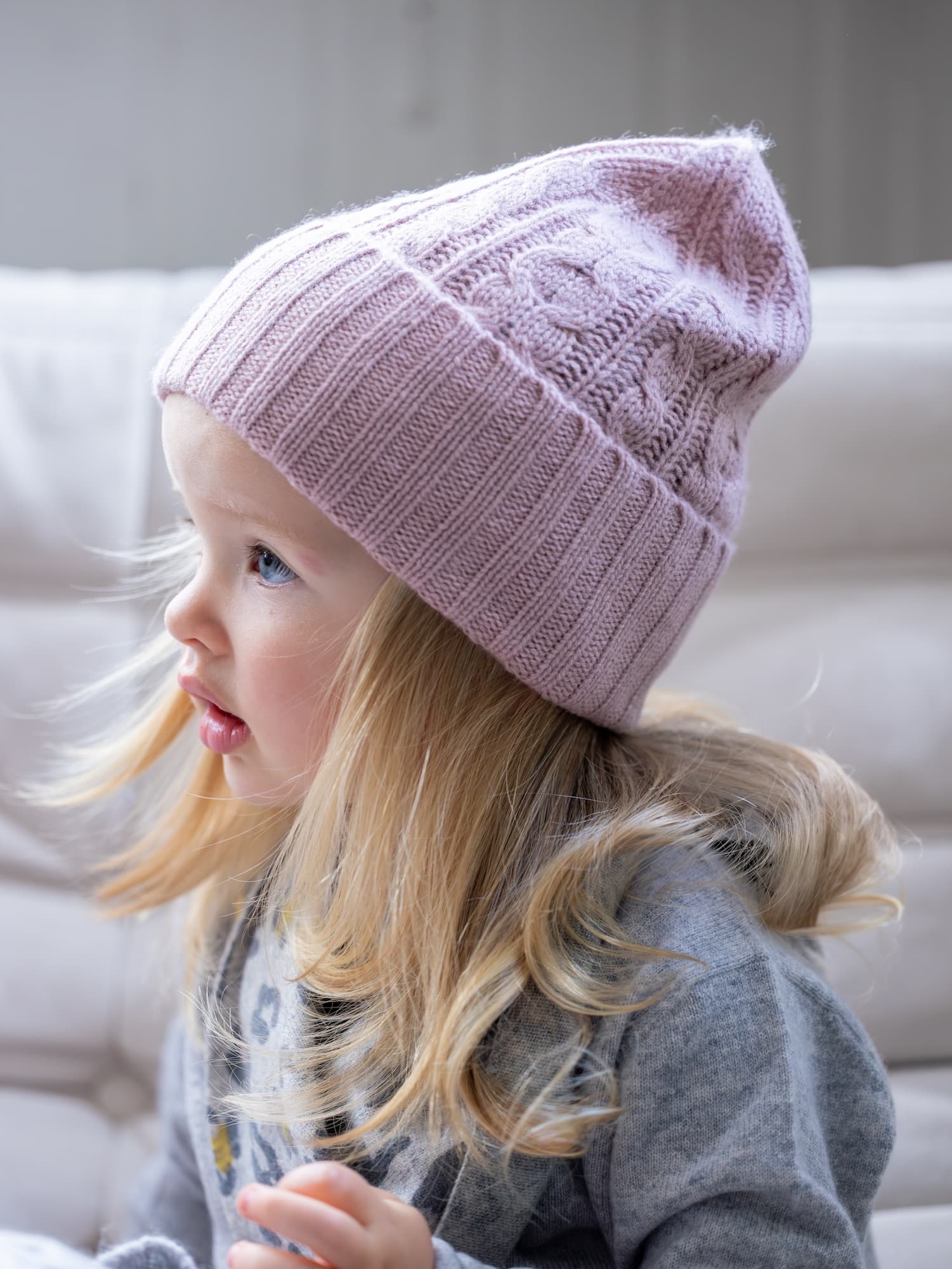 Mädchen mit Kaschmirmütze
