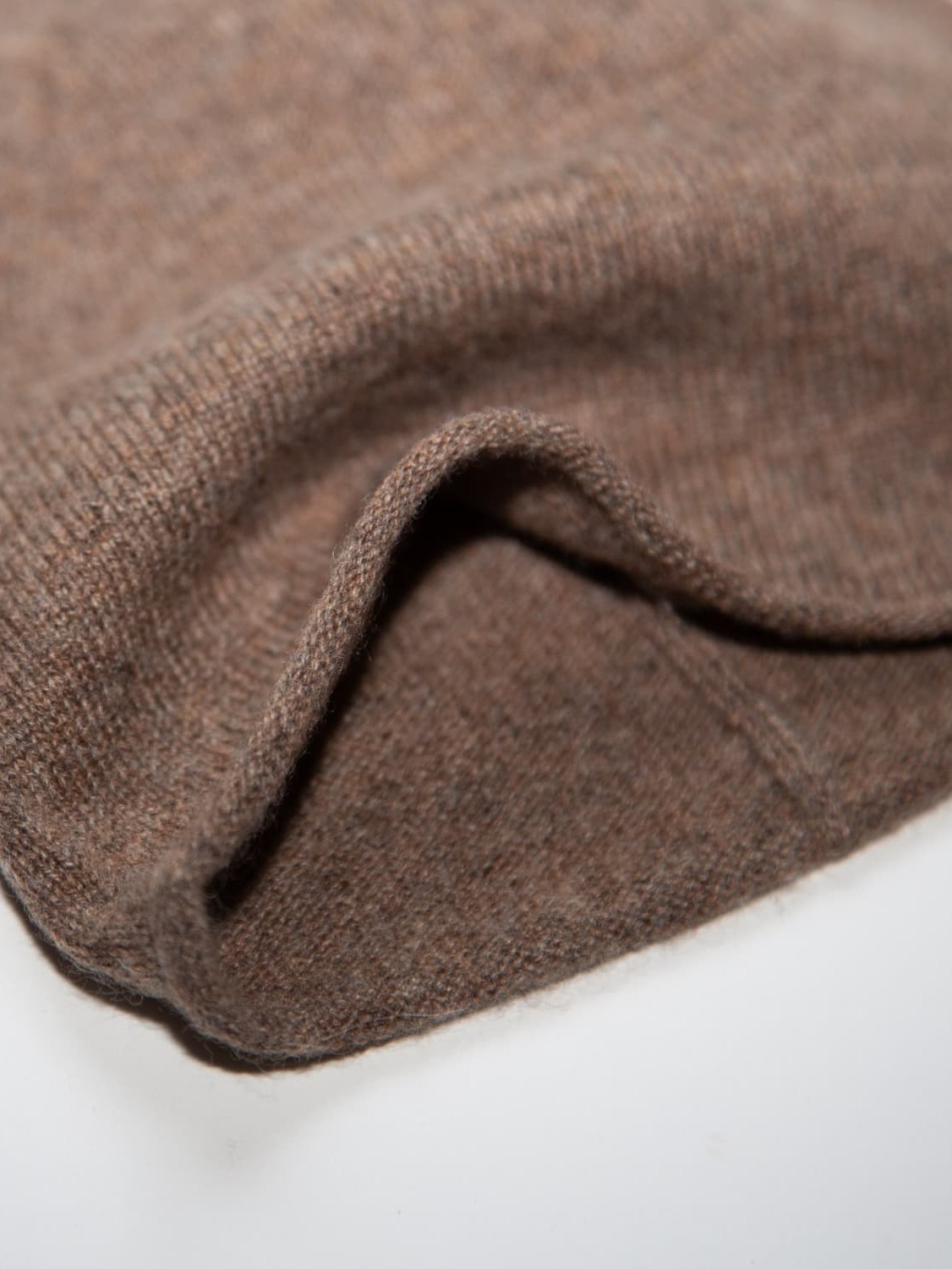 Ausschnitt Kaschmirmütze KIM in Schoko