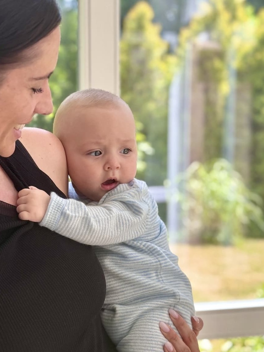 Mutter und Baby in gestreiftem Kaschmirstrampler