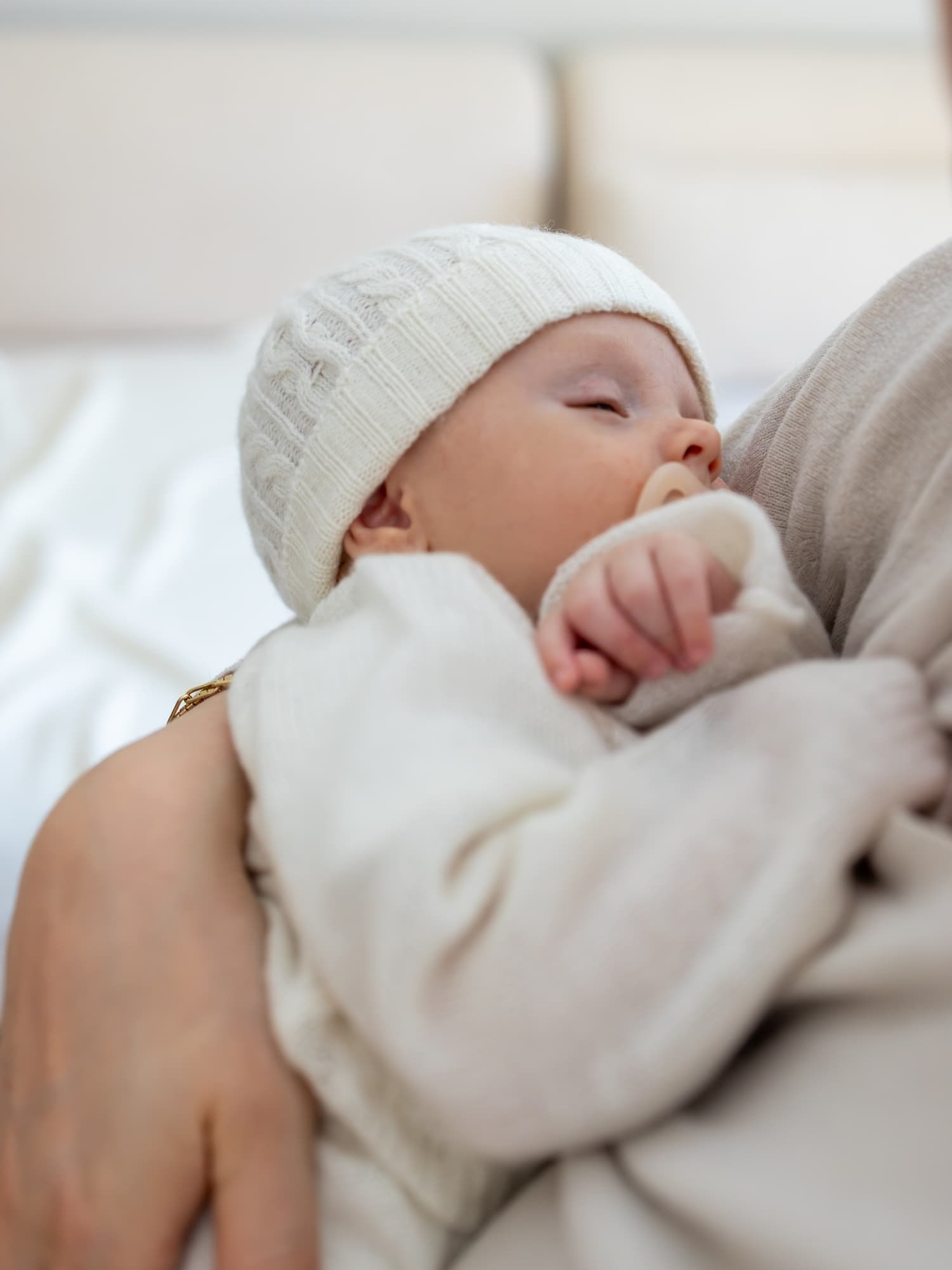 Schlafendes Baby in Baby Set und Mütze AMARI in Weiss