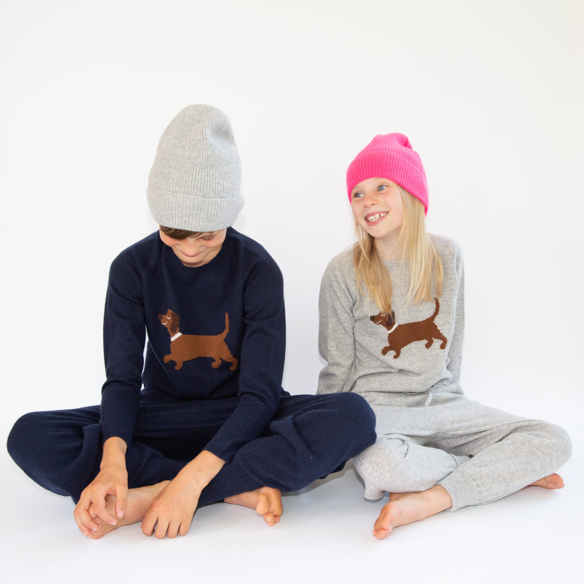 Kinder im Kaschmir-Loungewear-Outfit