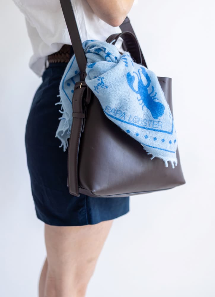 Detail Frau mit Bandana-Tuch Camille mit Paisley-Muster an der Handtasche