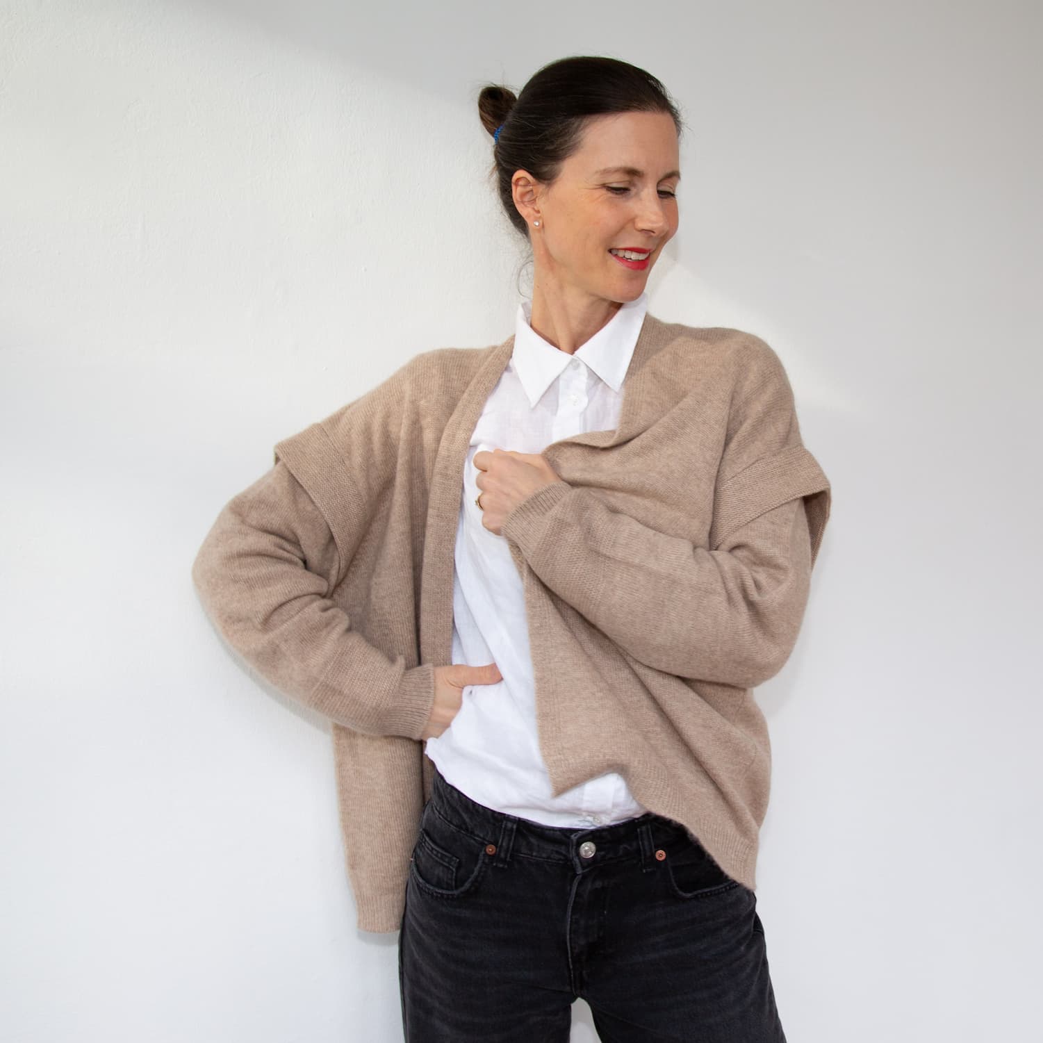 Frau mit Kaschmirjacke in Beige Mélange stehend posierend