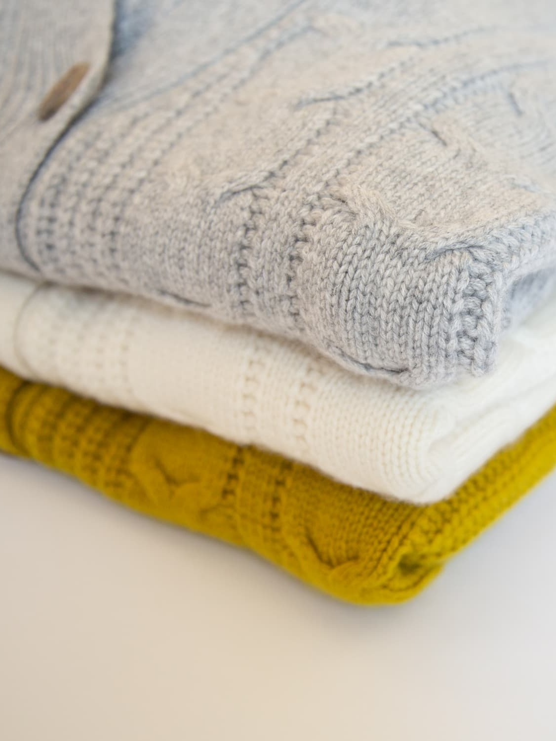 Baby im Kaschmir-Overall ANOUK auf Babydecke draussen