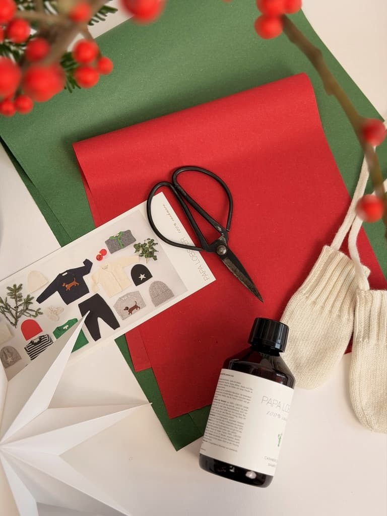 Szene mit Geschenkpapier zum weihnachtlichen Verpacken